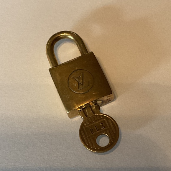 LV Padlock GUC - Picture 1 of 2